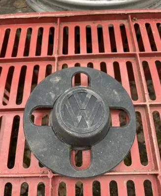 Volkswagen Golf I Original wheel cap 871601171