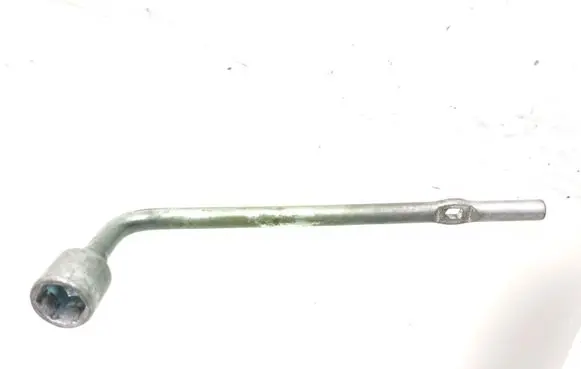 Volkswagen Golf VI Wheel nut wrench 