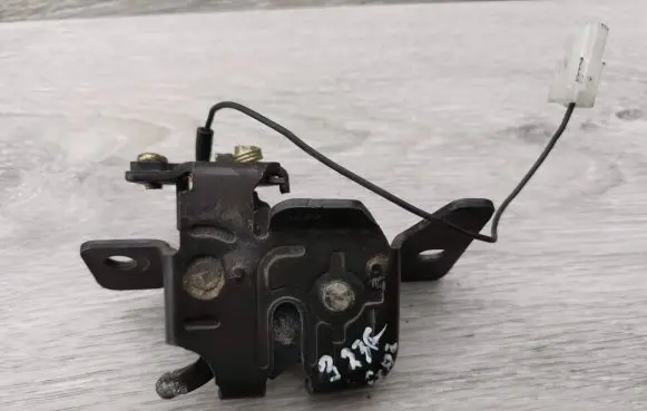 Mazda 323 Loading door lock 