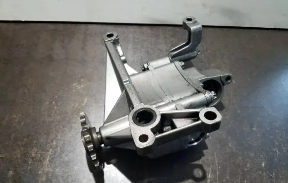 Mercedes-Benz E W211 Oil pump r6461810101