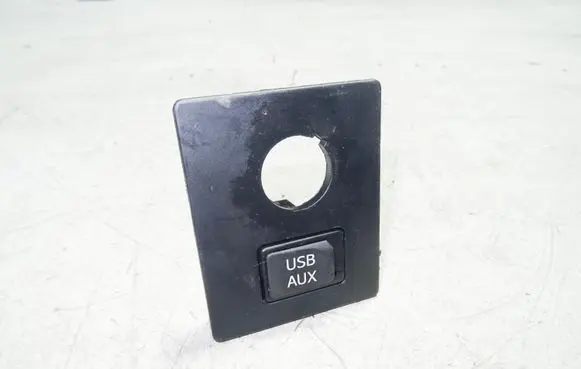 Toyota Avensis T270 USB socket connector 