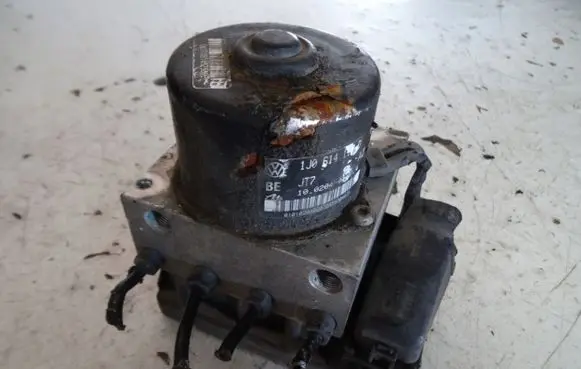 Volkswagen Golf IV ABS Pump 1J0614111D
