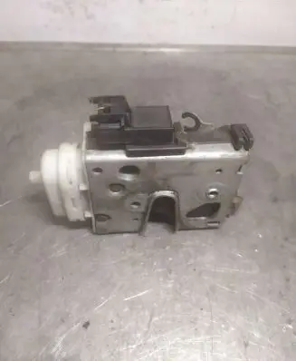 Audi A4 S4 B5 8D Front door lock 8D1837015A