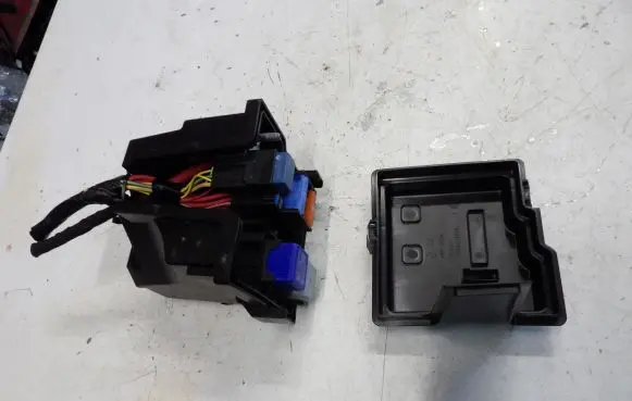 Renault Zoe Relay mounting block 
