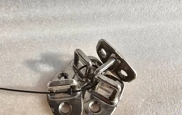 Audi A4 S4 B6 8E 8H Front door lock loop/hook striker 8E0837033