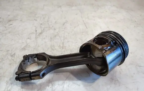KIA Sportage Piston with connecting rod