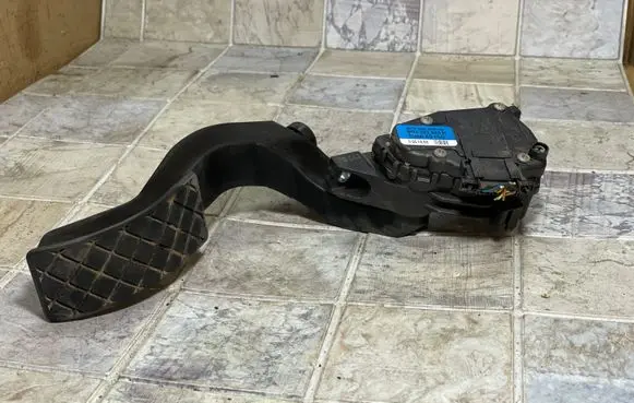 Audi A6 S6 C5 4B Accelerator throttle pedal 8D1723523N