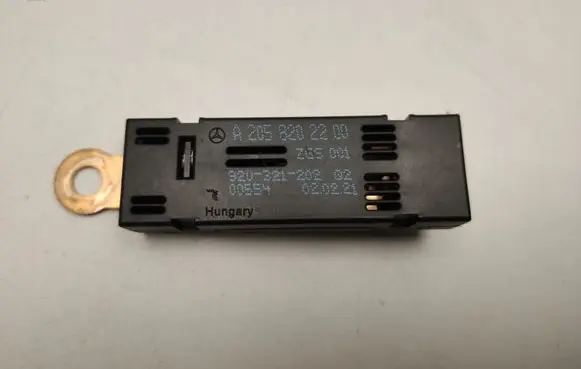 Mercedes-Benz EQC Aerial antenna amplifier A2058202200