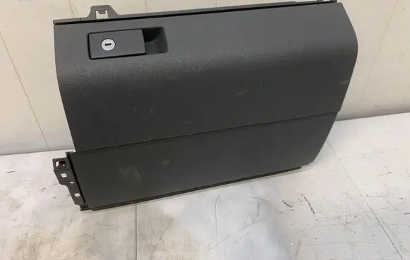 Volkswagen Touran I Glove box