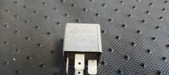 Volkswagen PASSAT B5.5 Other relay 8D0951253A V23134-B52-X301