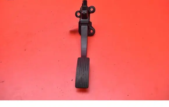 Accelerator throttle pedal