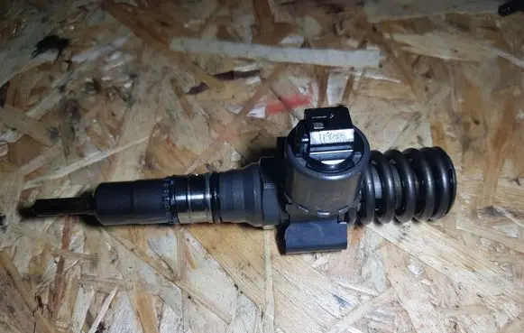 Volkswagen Golf V Fuel injector 03G130073GX
