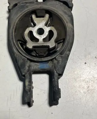 Mazda 3 Engine mount bracket