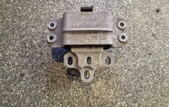Volkswagen Tiguan Engine mount bracket