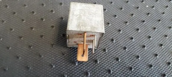 Volkswagen Transporter - Caravelle T4 Other relay 357911253