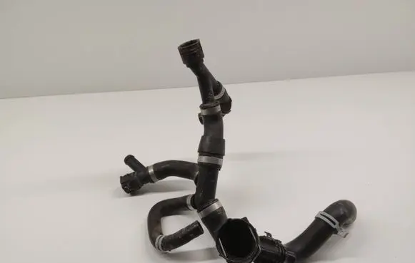Volvo XC40 Engine coolant pipe/hose 32249392