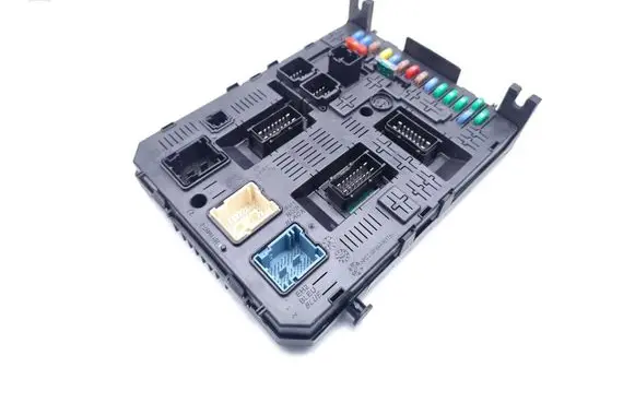 Peugeot 5008 Fuse module 28119759
