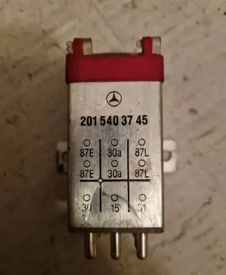 Mercedes-Benz E W124 Fuel pump relay 30620488 5WK1762