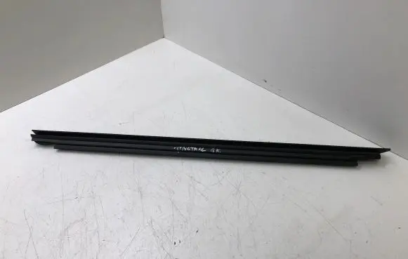 Toyota Avensis T270 Rear door windshield rail 