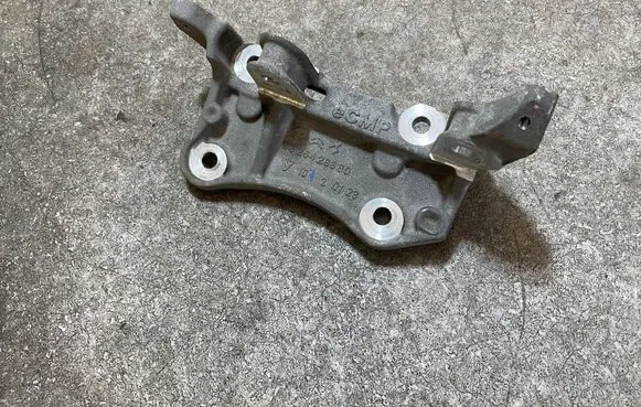 Citroen C4 III e-C4 Engine mounting bracket 9826426680