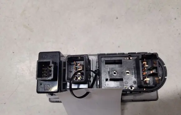 KIA Sorento Differential lock switch 201004359