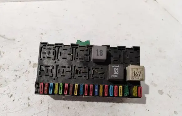 Volkswagen PASSAT B4 Fuse box set 357937039