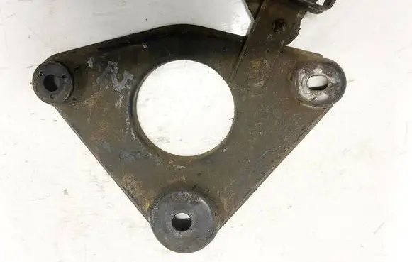 Nissan Primera Engine mounting bracket