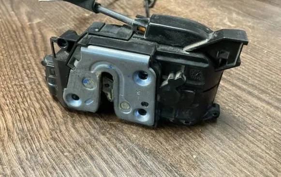 Renault Master III Rear door lock 825020007R