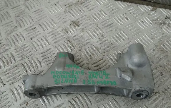 Toyota RAV 4 (XA50) Engine mount bracket 