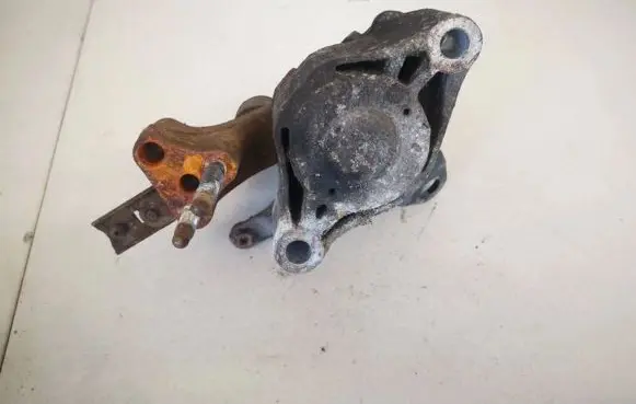 Toyota Prius (XW20) Engine mount bracket