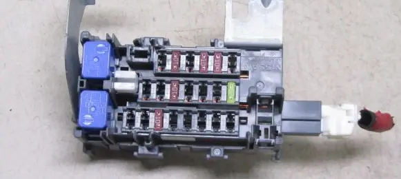 Nissan Juke I F15 Fuse module