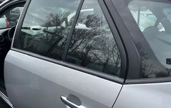 KIA Carens I Rear side window 