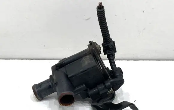 Volkswagen Golf VII Oil filter mounting bracket 5Q0121599Q
