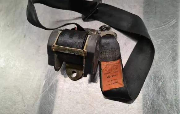 Volkswagen PASSAT B4 Rear seatbelt 357857805 0465801 0433310