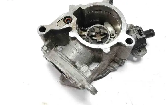 Audi A4 S4 B8 8K Vacuum pump 06J145100C
