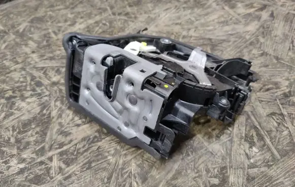 BMW 2 F45 Front door lock 728193110 18283810