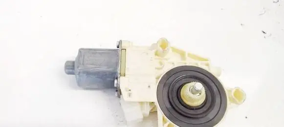 Mercedes-Benz C AMG W204 Rear door window regulator motor 0130822504