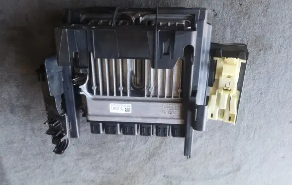 BMW 5 G30 G31 Engine control unit/module 9894915 031687835 0261S21763