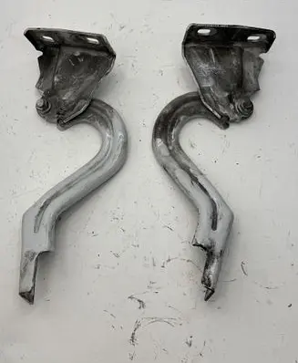 Engine bonnet/hood hinges