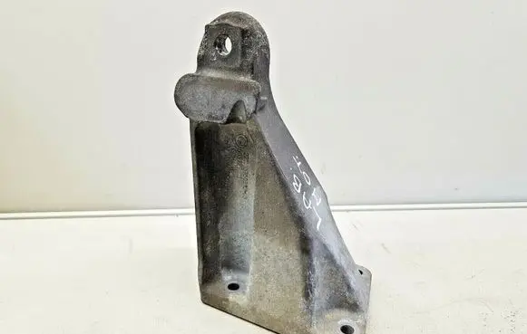 BMW 1 E81 E87 Engine mounting bracket 6760310
