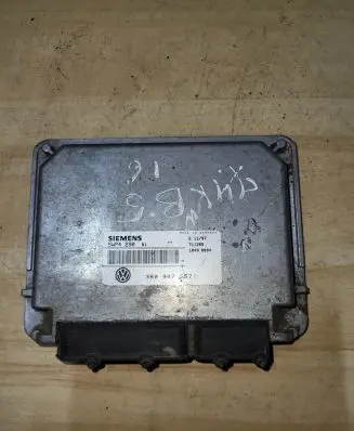 Volkswagen PASSAT B5 Engine control unit/module 3B0907557