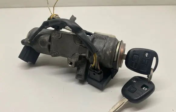 Toyota Avensis T250 Ignition lock 05015178