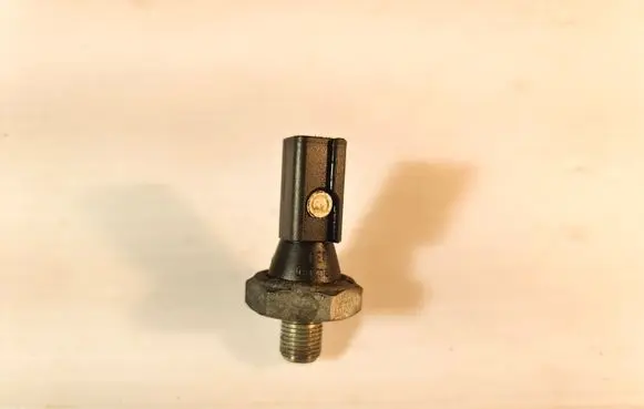Audi A6 S6 C6 4F Oil pressure sensor 06A919081F