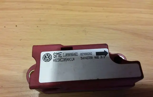 Volkswagen Golf IV Airbag deployment crash/impact sensor 1J0909606D