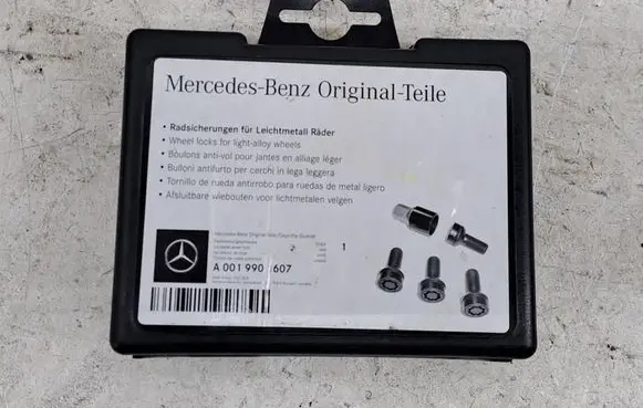 Mercedes-Benz C W205 Anti-theft wheel nuts and lock A0019901607