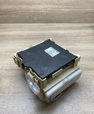 Toyota Auris E180 Fuse module 8922102331 50119221 8273012X80A