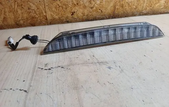 Mitsubishi Outlander Third/center stoplight 021906