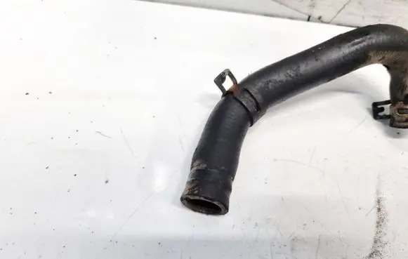 Audi A4 S4 B5 8D Engine coolant pipe/hose 058121058B