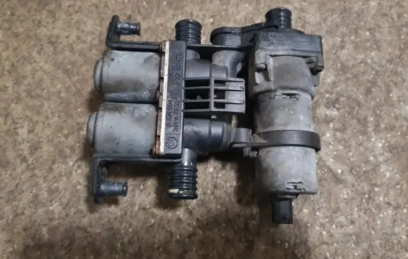 BMW 5 E39 Coolant heater control valve 8374994 1147412135