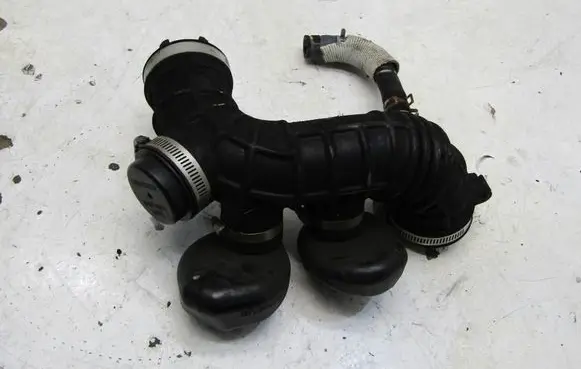 Suzuki Swift III Air intake hose/pipe 13881-64R00